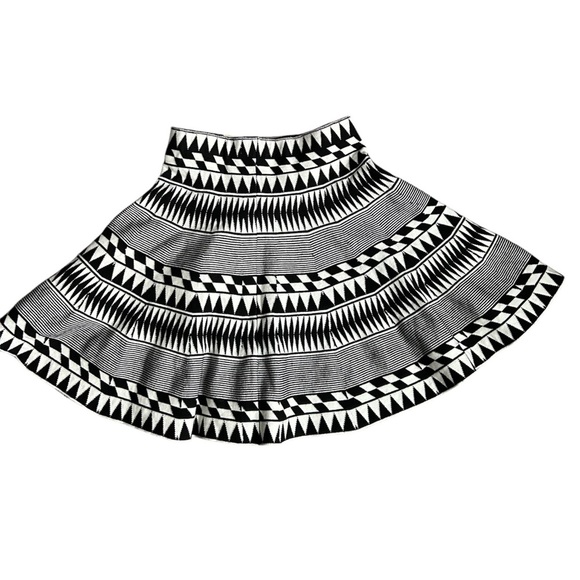 Mi Ami NWT black and white geometric design mini skirt Size small - Picture 4 of 9